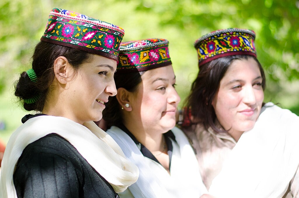Burusho_women_in_the_Hunza_Valley,_Pakistan-min